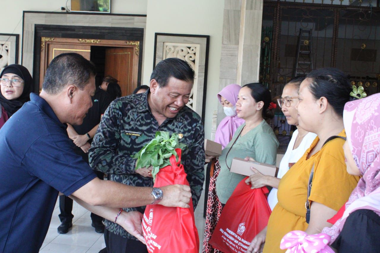 Sekda Alit Wiradana Tinjau Bazar Pangan Banjar Tegal Kawan Pemecutan Klod Juga Serahkan 50 Paket Bantuan Stunting Kepada Warga