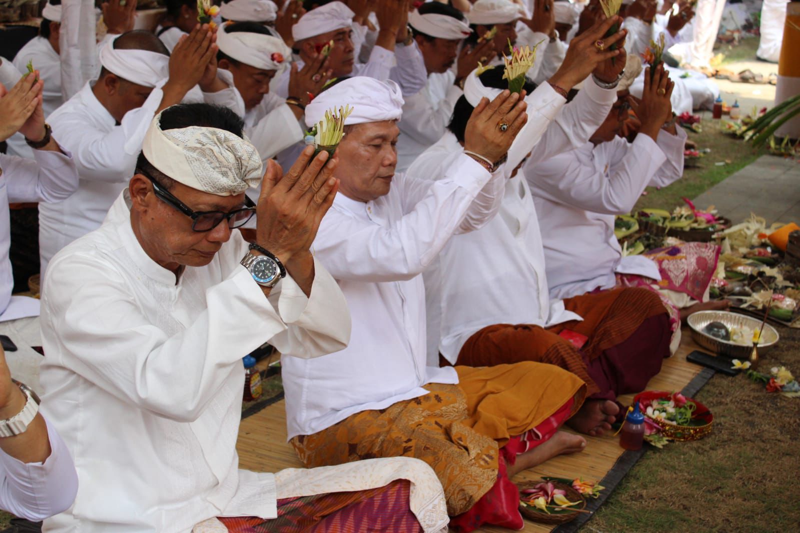Pjs. Walikota Dewa Mahendra Hadiri Puncak Karya di Pura Agung Jagatnatha Denpasar