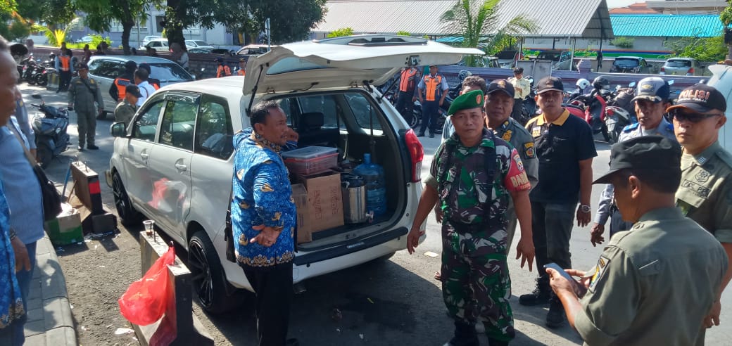 Ganggu Ketertiban, Satpol PP Tertibkan Pedagang dan Parkir Liar di Dusun Sanglah Barat 