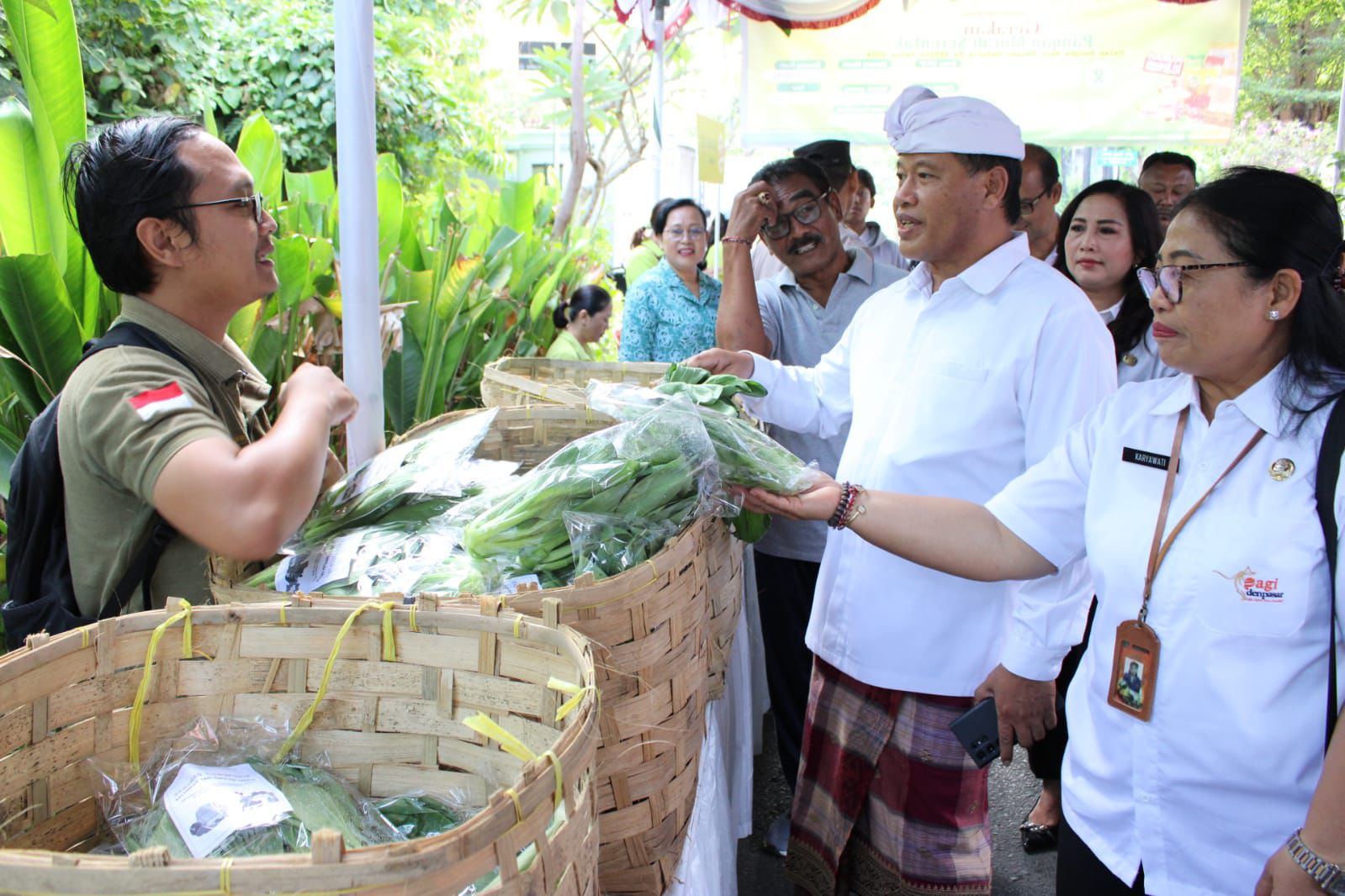 Sekda Alit Wiradana Tinjau Safari Kesehatan dan Bazzar Pangan Desa Sumerta Kelod