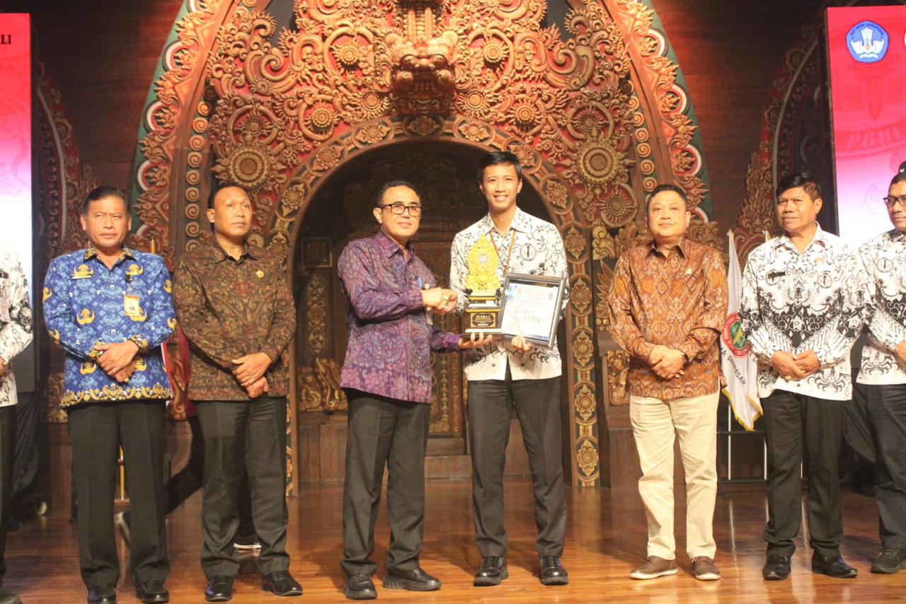 Walikota Jaya Negara Hadiri Puncak Peringatan HUT ke-79 PGRI dan HGN di Denpasar