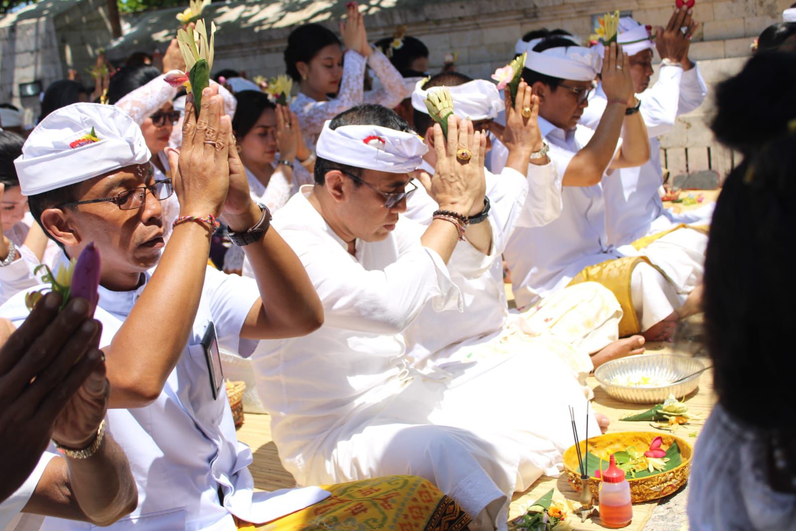 WALIKOTA JAYA NEGARA ‘Ngaturang Bhakti Pujawali’ di Pura Luhur Uluwatu.