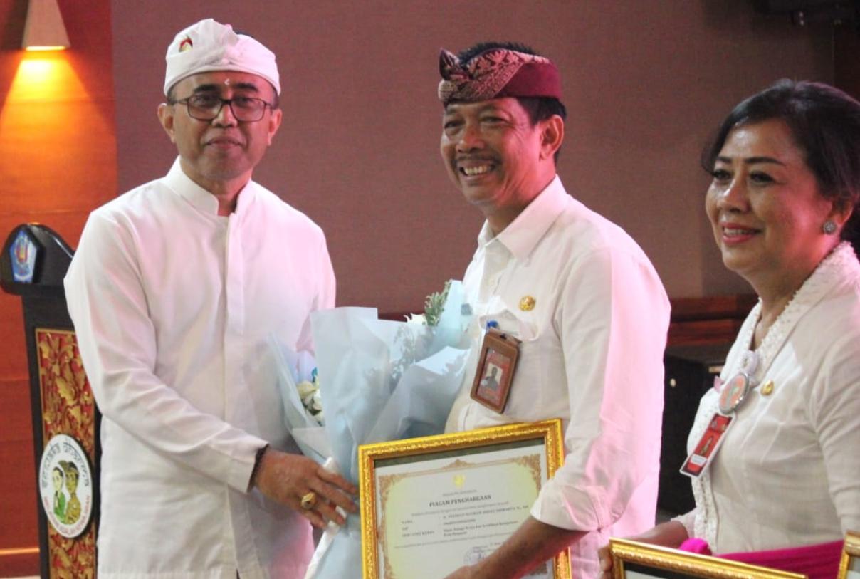 Walikota Jaya Negara Berikan Penghargaan ASN Purnabhakti.