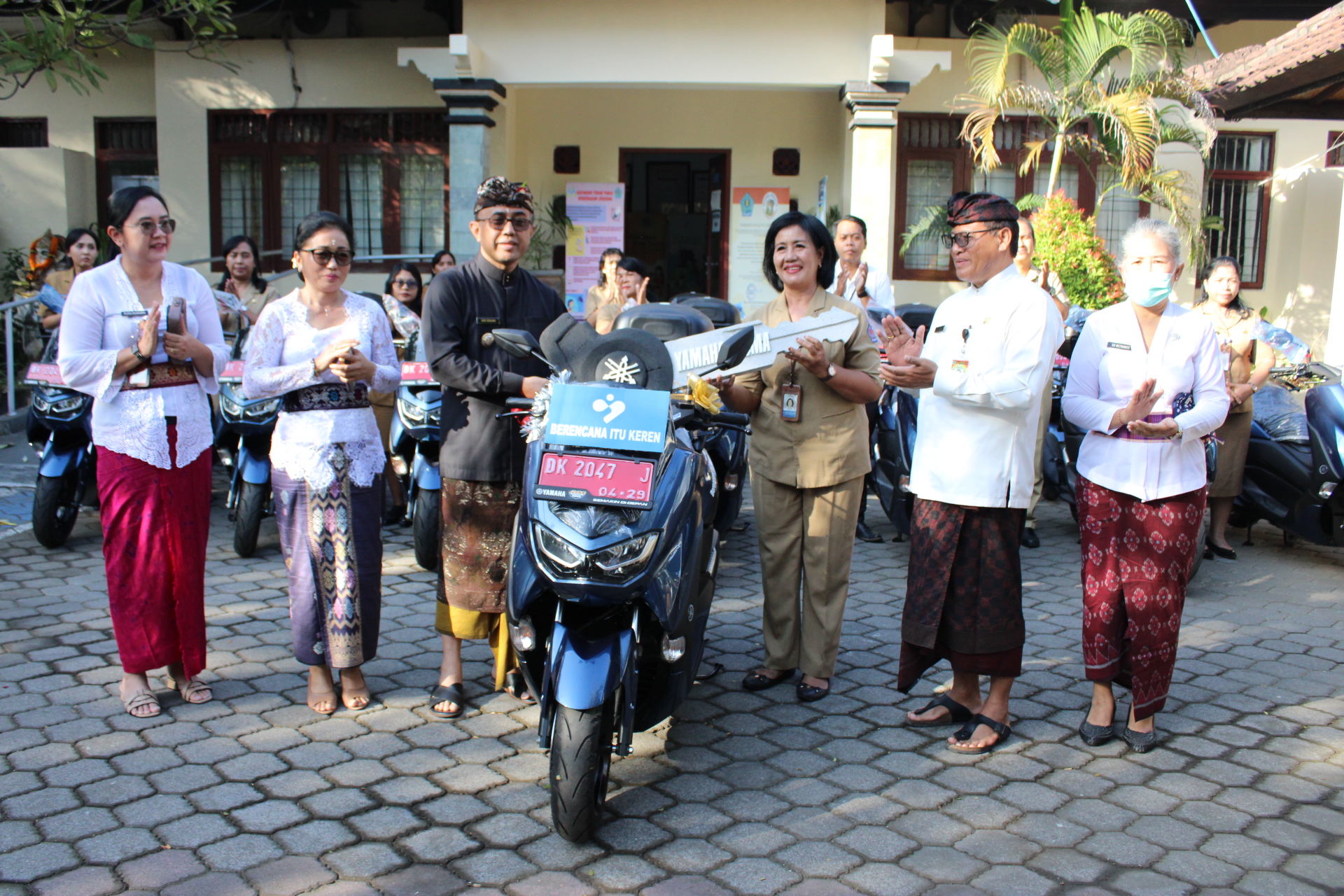 Percepat Penurunan Stunting Lewat Pengendalian Penduduk, Walikota Jaya Negara Serahkan Secara Simbolis Kendaraan Untuk Operasional Akseptor KB.