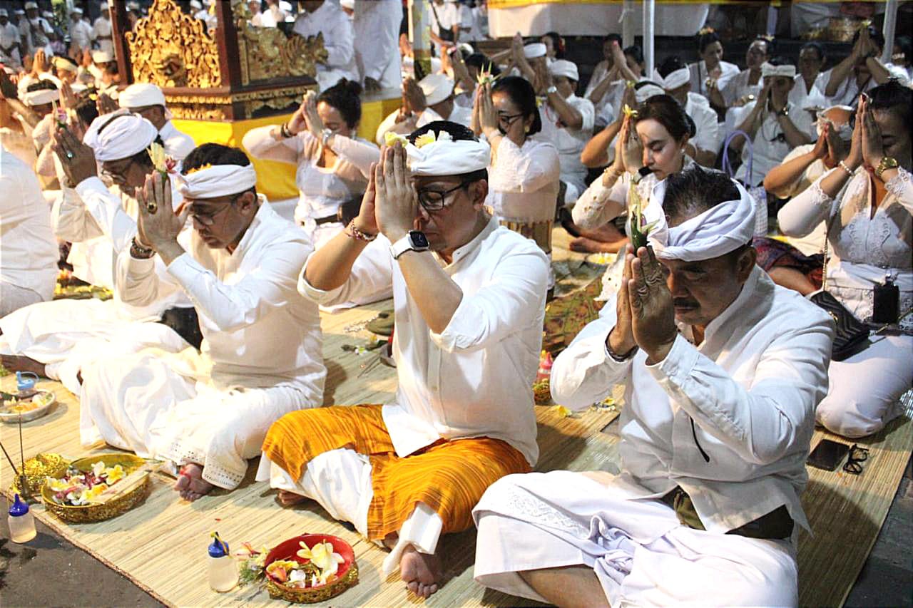 Pemerintah Kota Denpasar Laksanakan Persembahyangan Serangkaian Karya Pujawali Pedudusan Alit Di Pura Luhur Candi Narmada