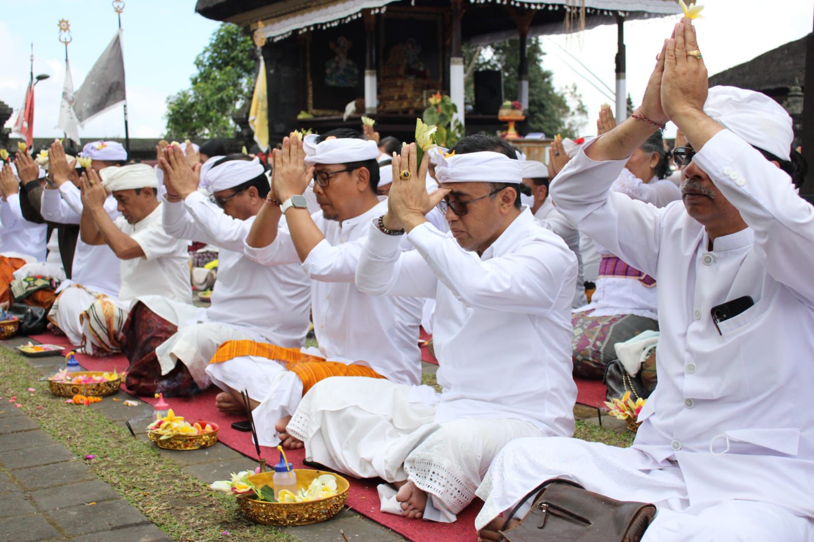Pemkot Denpasar Ngaturang Bhakti Pujawali di Pura Pengubengan Besakih. 