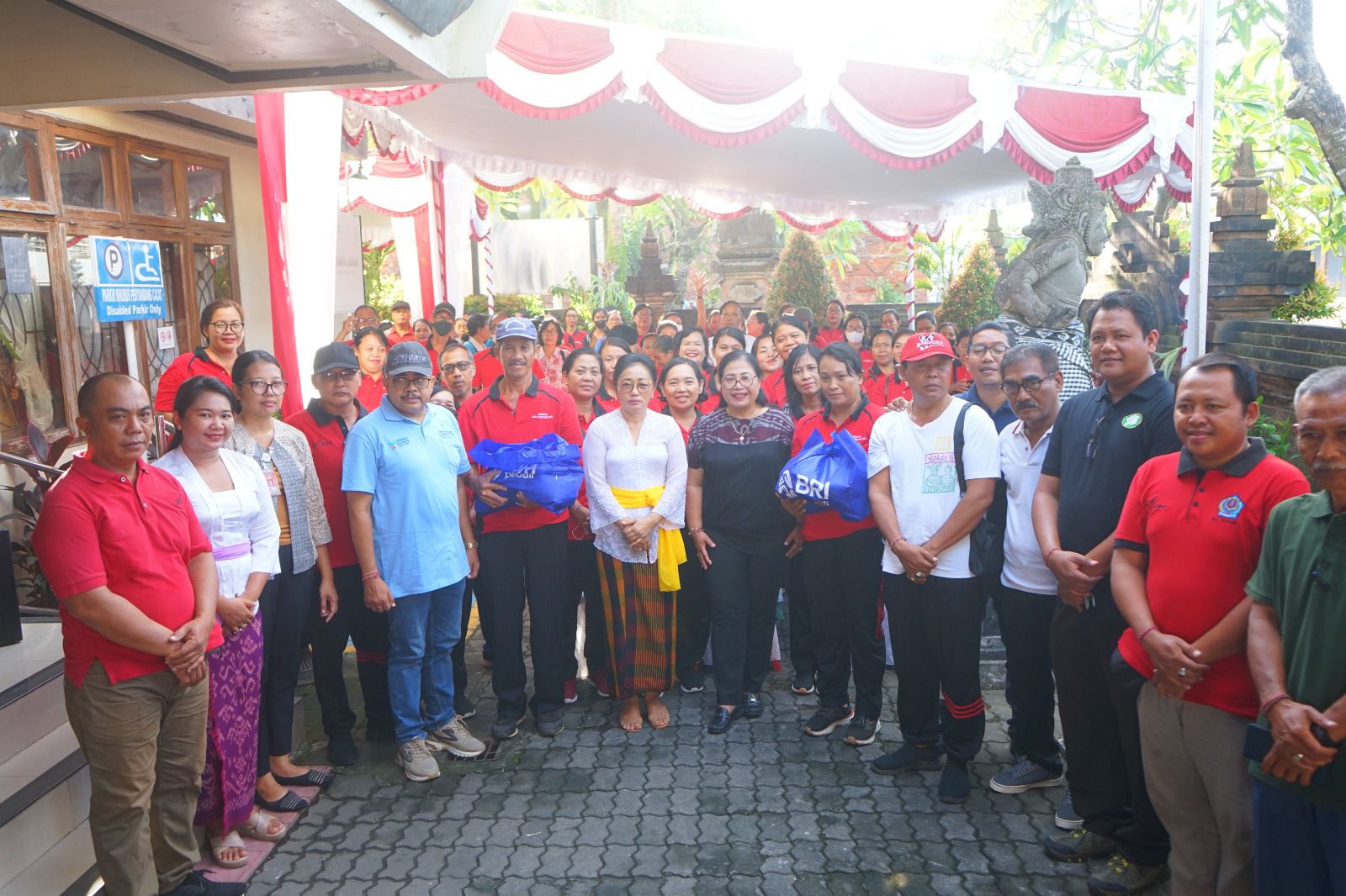 Pemkot Denpasar Salurkan 107 Paket Bantuan Sembako Kepada Jumantik Kecamatan Dentim Bentuk Apresiasi Kepada Jumantik Sebagai Garda Terdepan Cegah DBD