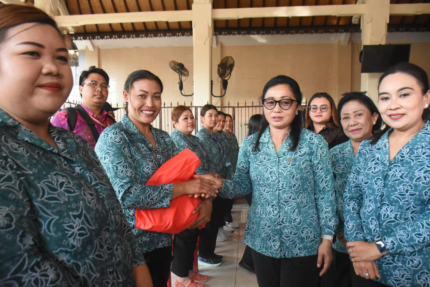 Ny. Sagung Antari Jaya Negara Tutup Posyandu Paripurna di Banjar Pande, Kelurahan Renon