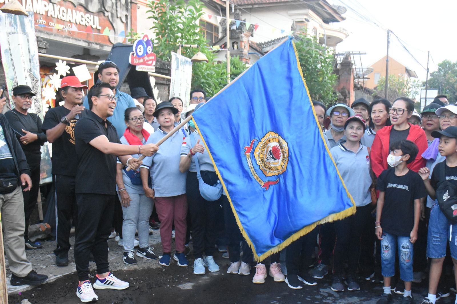 Wawali Arya Wibawa Lepas Jalan Sehat HUT ke-24 ST. Werdhi Yowana Banjar Tampak Gangsul