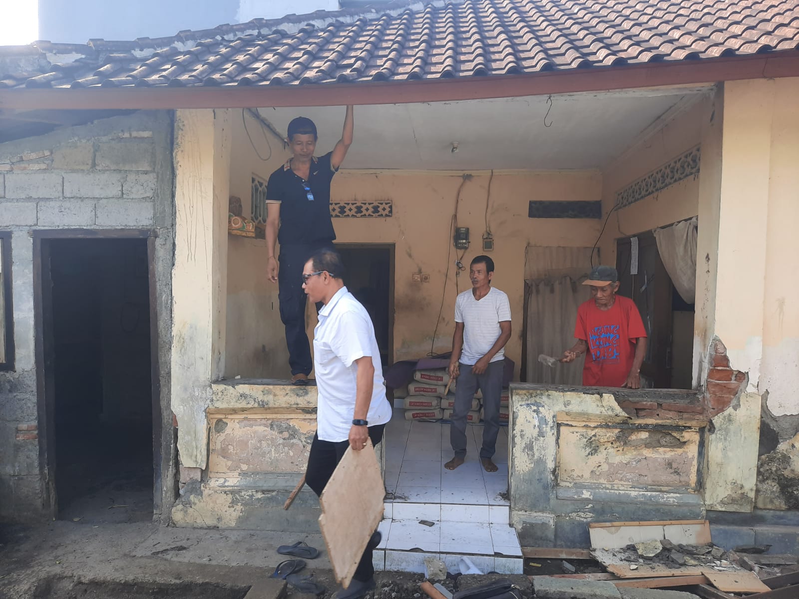 Capai Nilai Rp. 100 Juta Untuk 5 KPM Kemensos Bersama Dinsos Denpasar Realisasikan Bansos RST