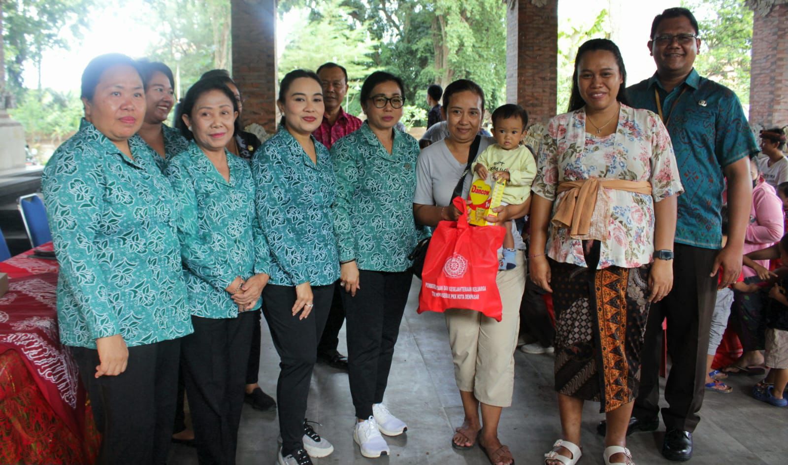 Ny. Antari Jaya Negara Sapa Para Balita dan Ibu Hamil di Dentim Juga Turut Dibagikan 253 Paket PMT Sebagai Usaha Percepatan Penurunan Stunting