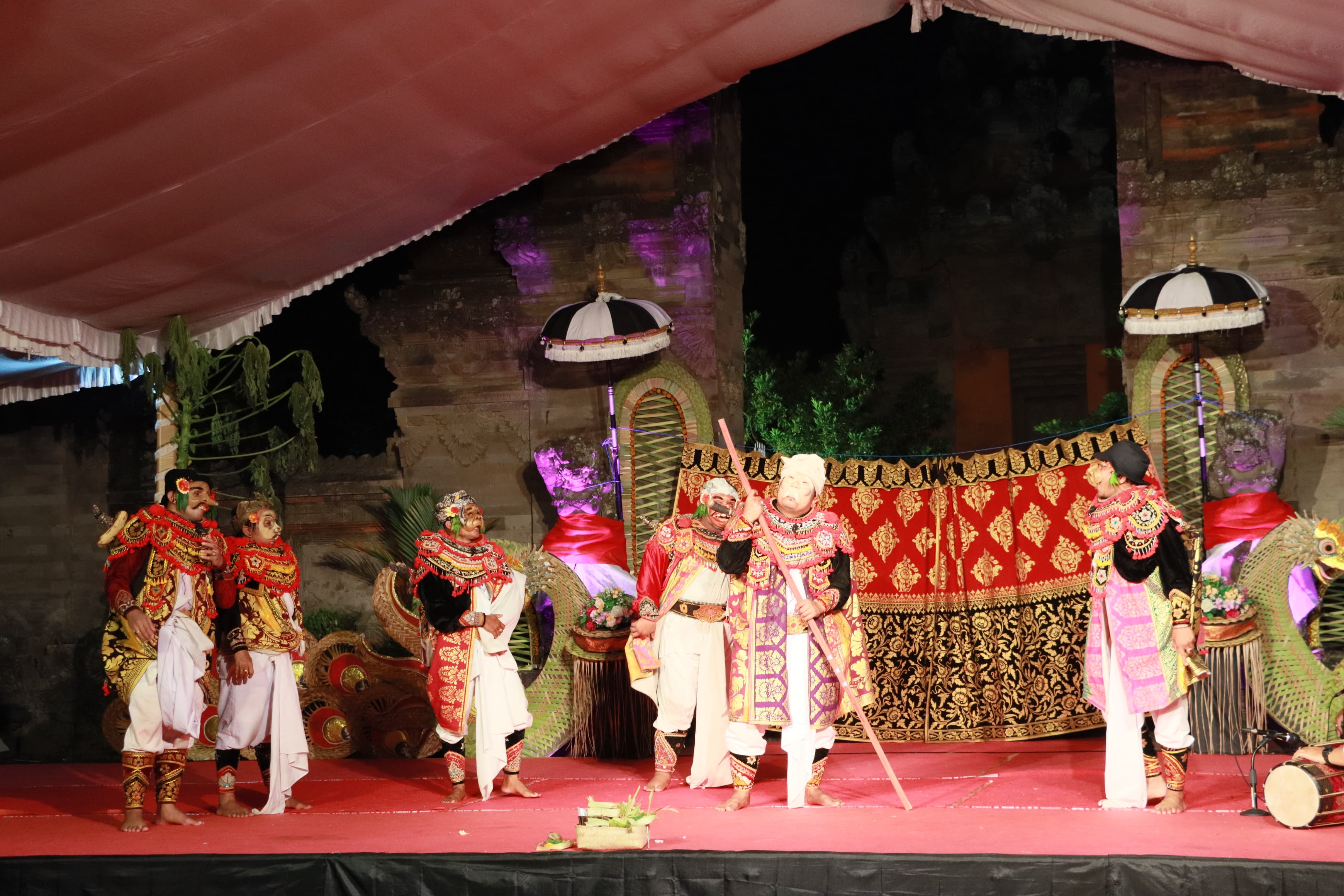 Serangkaian Bhakti Penganyar di Pura Agung Jagatnatha, Topeng Kolosal Seniman Denpasar Bawakan Cerita Candra Bhairawa