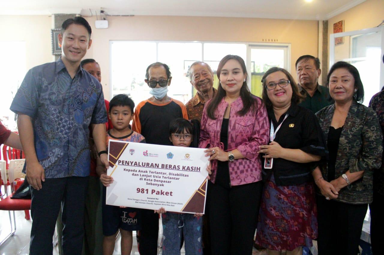 Lansia, Anak Terlantar dan Anak Kedisabilitasan Kota Denpasar Terima Bantuan Beras Dari Yayasan Bina Ilmu