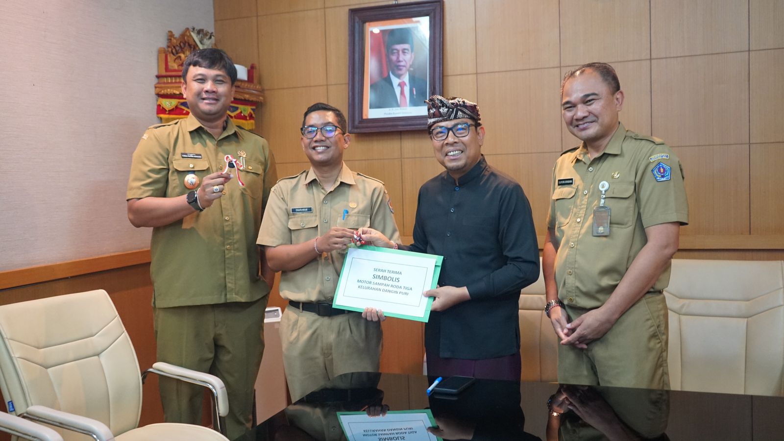 Dukung Optimalisasi Penanganan Sampah, Pemkot Denpasar Serahkan 43 Unit Motor Cikar.