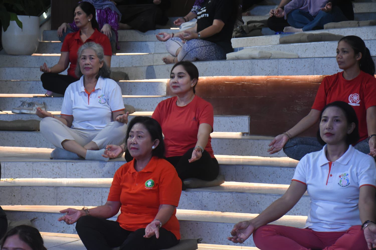 Serangkaian Peringatan Hari Ibu, Ketua FK Puspa Kota Denpasar, Ny. Ayu Kristi Arya Wibawa Ikuti Sunrise Yoga