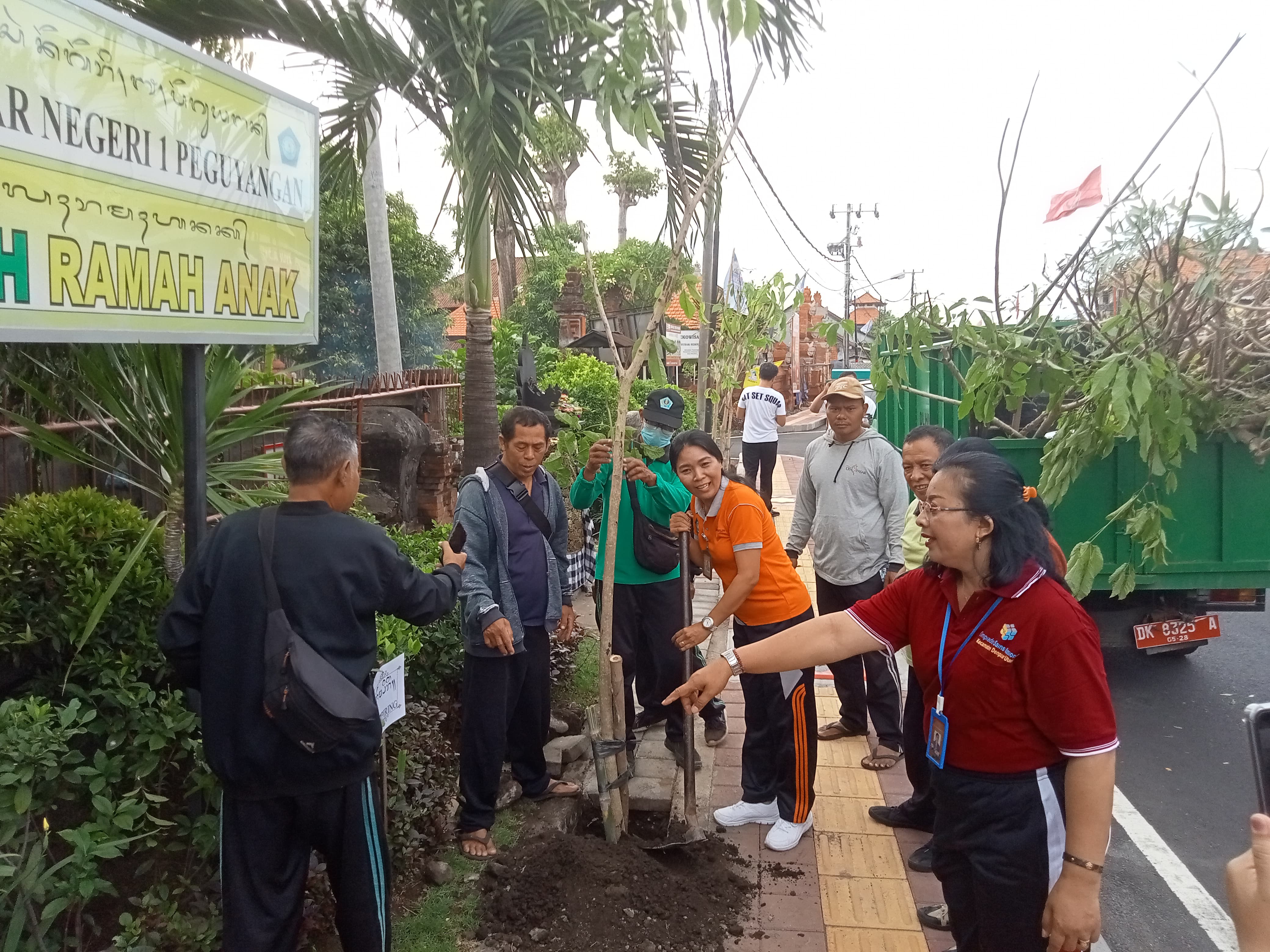 Pemkot Denpasar Tanam 100 Lebih Pohon Perindang di Jalan A. Yani Utara, Ciptakan Suasama Asri Pasca Penataan.