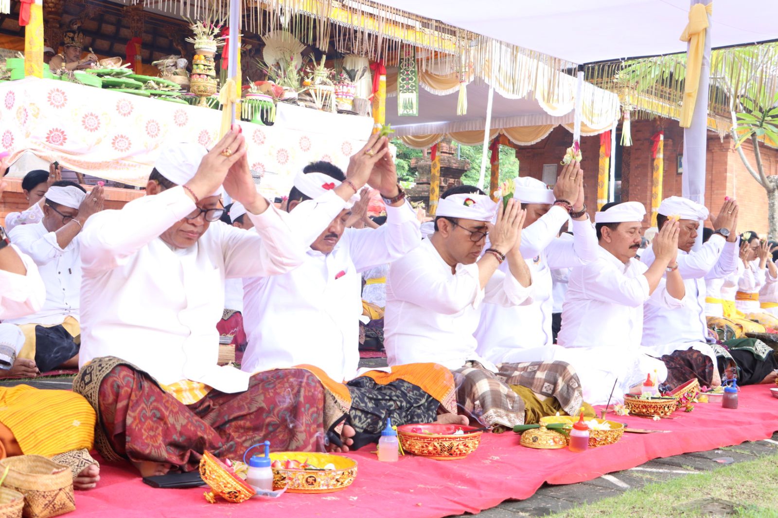 Walikota Jaya Negara ‘Ngaturang Bhakti Pujawali’ di Pura Agung Lokanatha Denpasar.