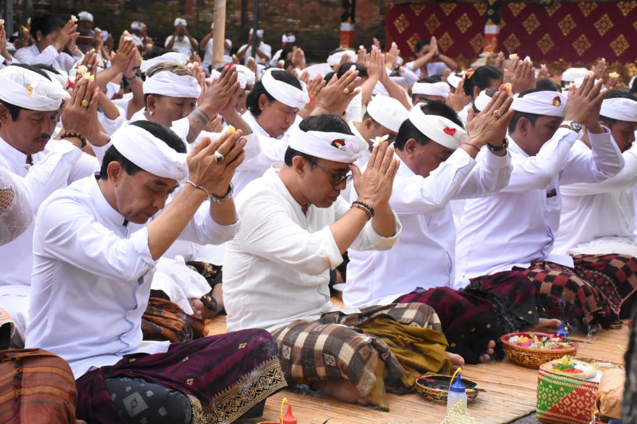 Walikota Jaya Negara Hadiri Upacara Melaspas dan Pujawali di Pura Desa lan Puseh Desa Adat Kesiman.