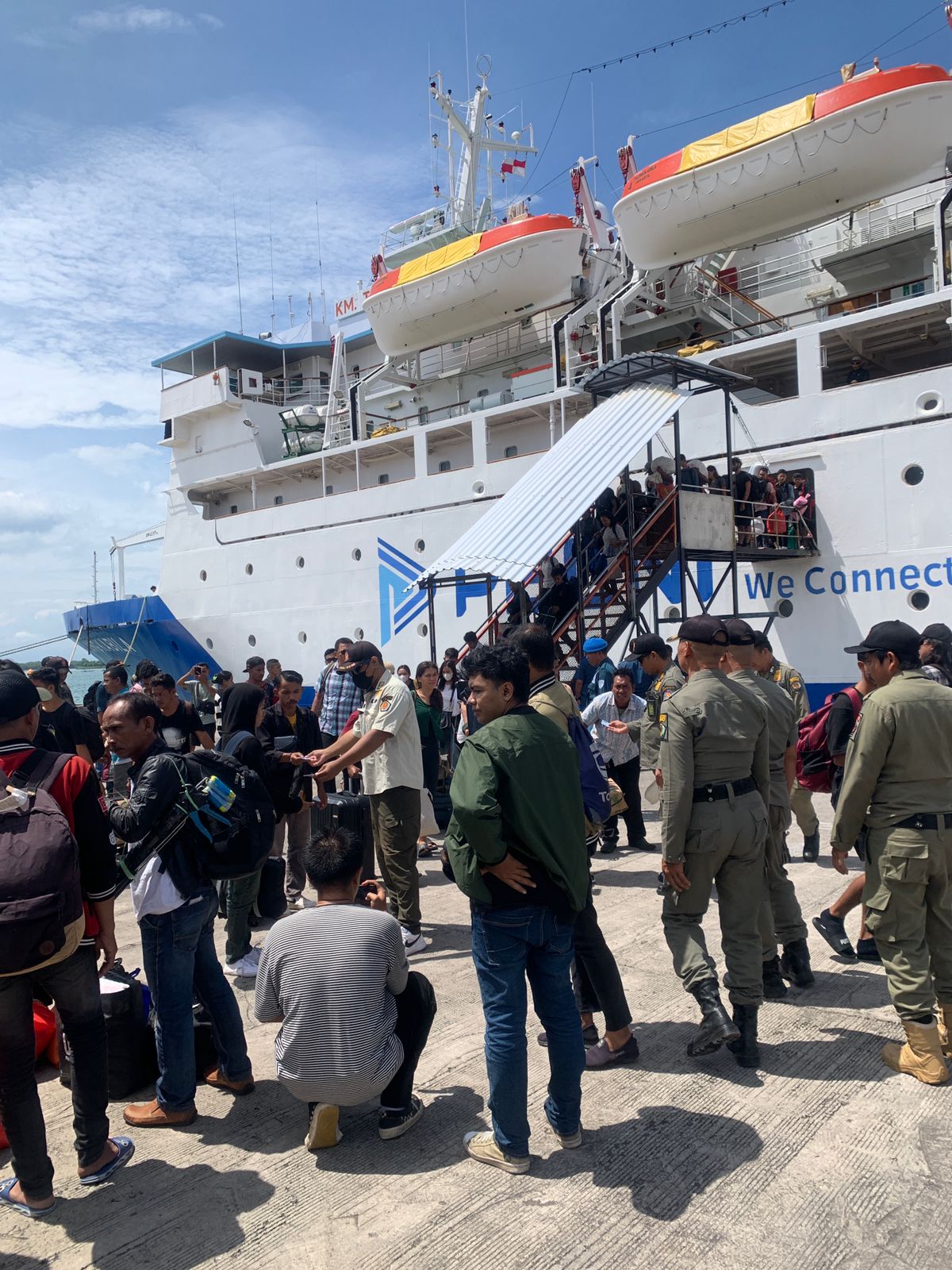 Disdukcapil Kota Denpasar Gelar Pendataan Penduduk Kepada Ratusan Penumpang Kapal di Pelabuhan Benoa