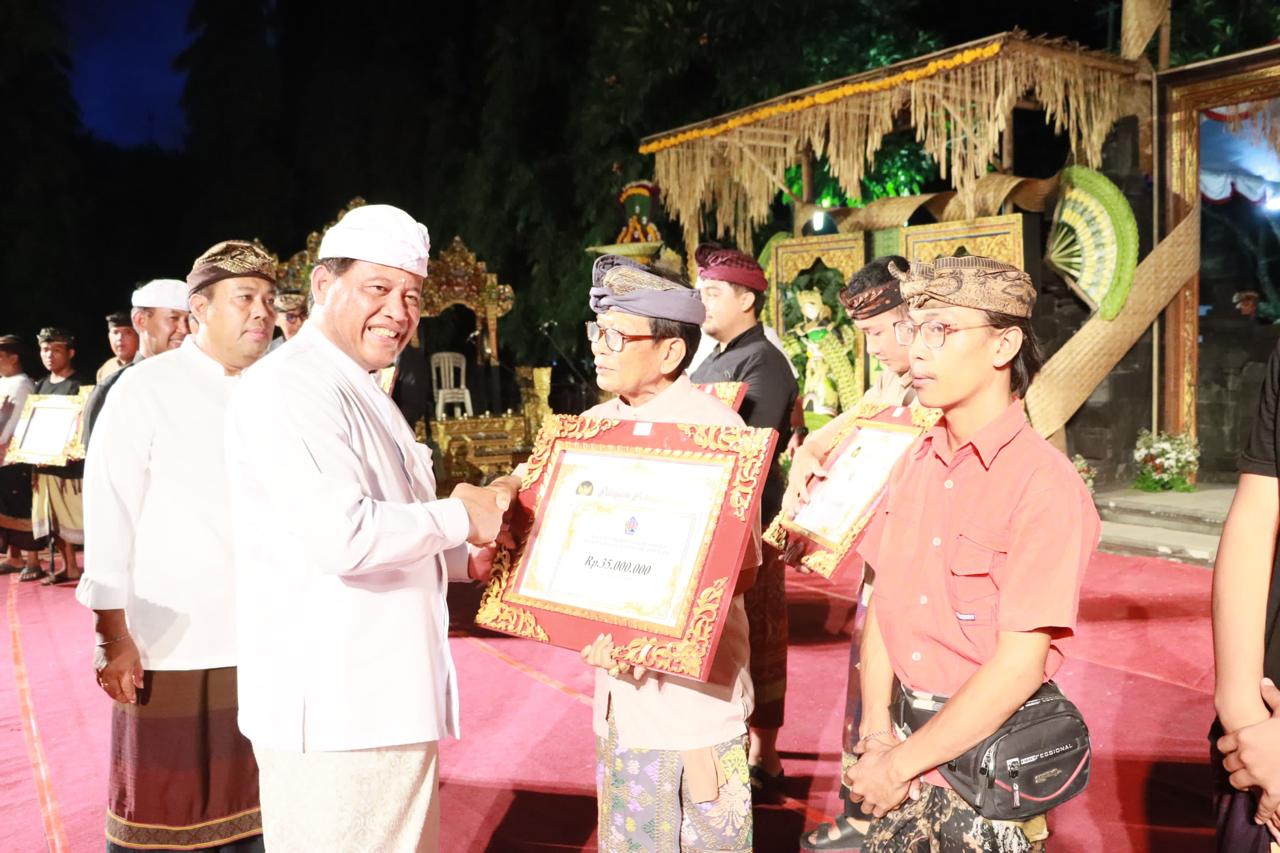 Sekda Alit Wiradana Buka Parade Gong Kebyar Wanita dan Anak-Anak Kota Denpasar.