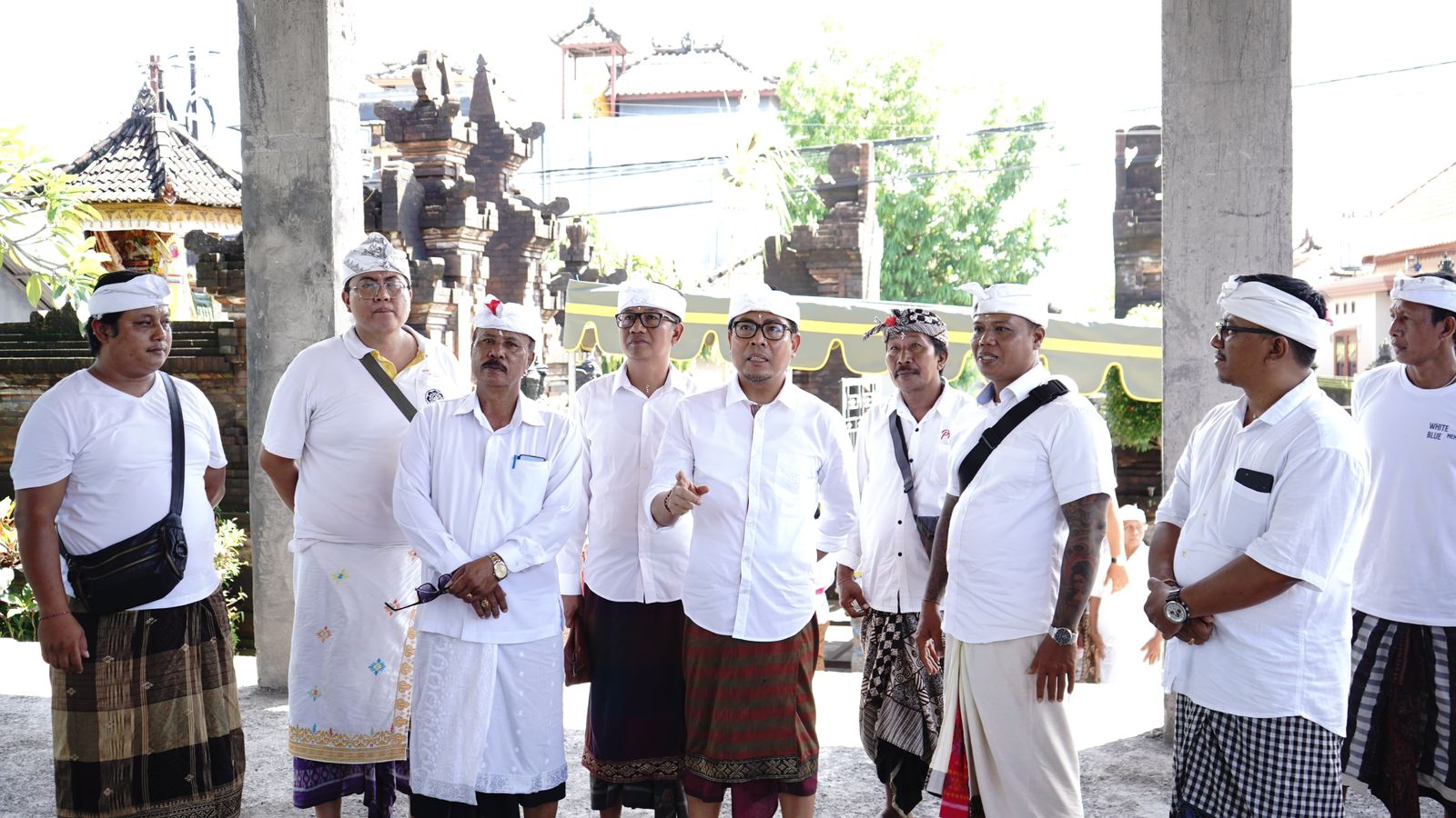 Wawali Arya Wibawa Hadiri Pujawali di Pura Anyar, Desa Ubung Kaja 