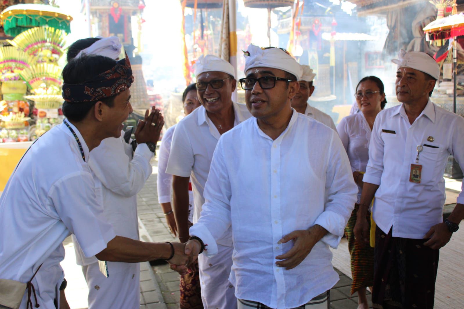 Walikota Jaya Negara Hadiri Pujawali di Pura Tirta Harum, Serangan