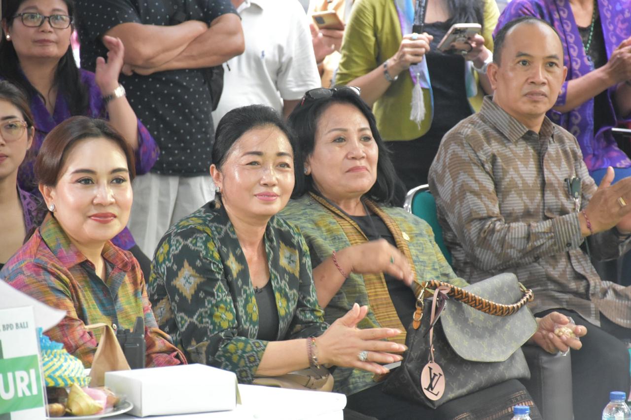 Ny. Sagung Antari Jaya Negara Apresiasi Karaoke Kontes di Arena Denfest ke-17