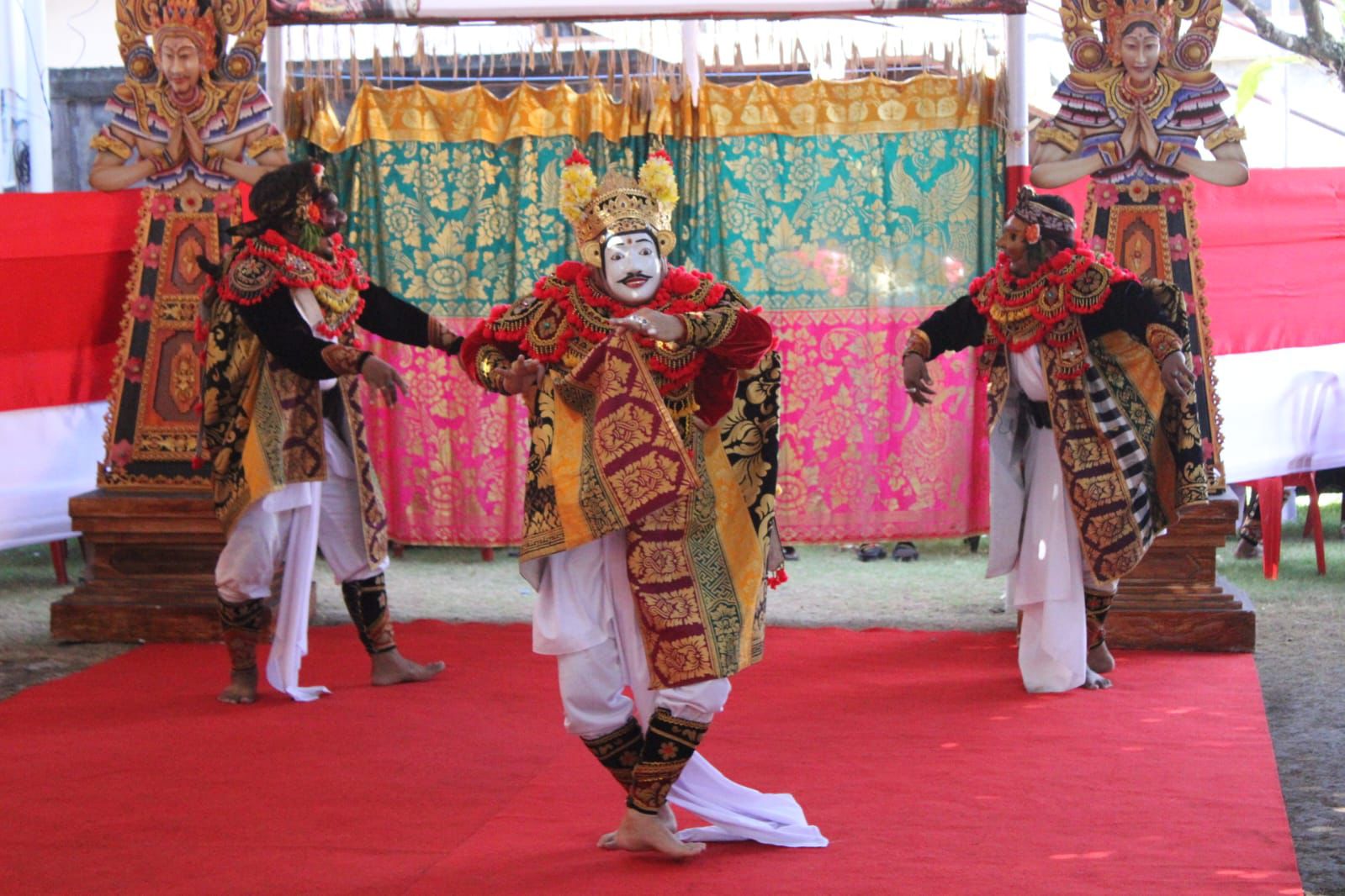 Walikota Jaya Negara Hadiri Upacara Melaspas dan Mecaru Serangkaian Karya di Banjar Abian Kapas Kelod