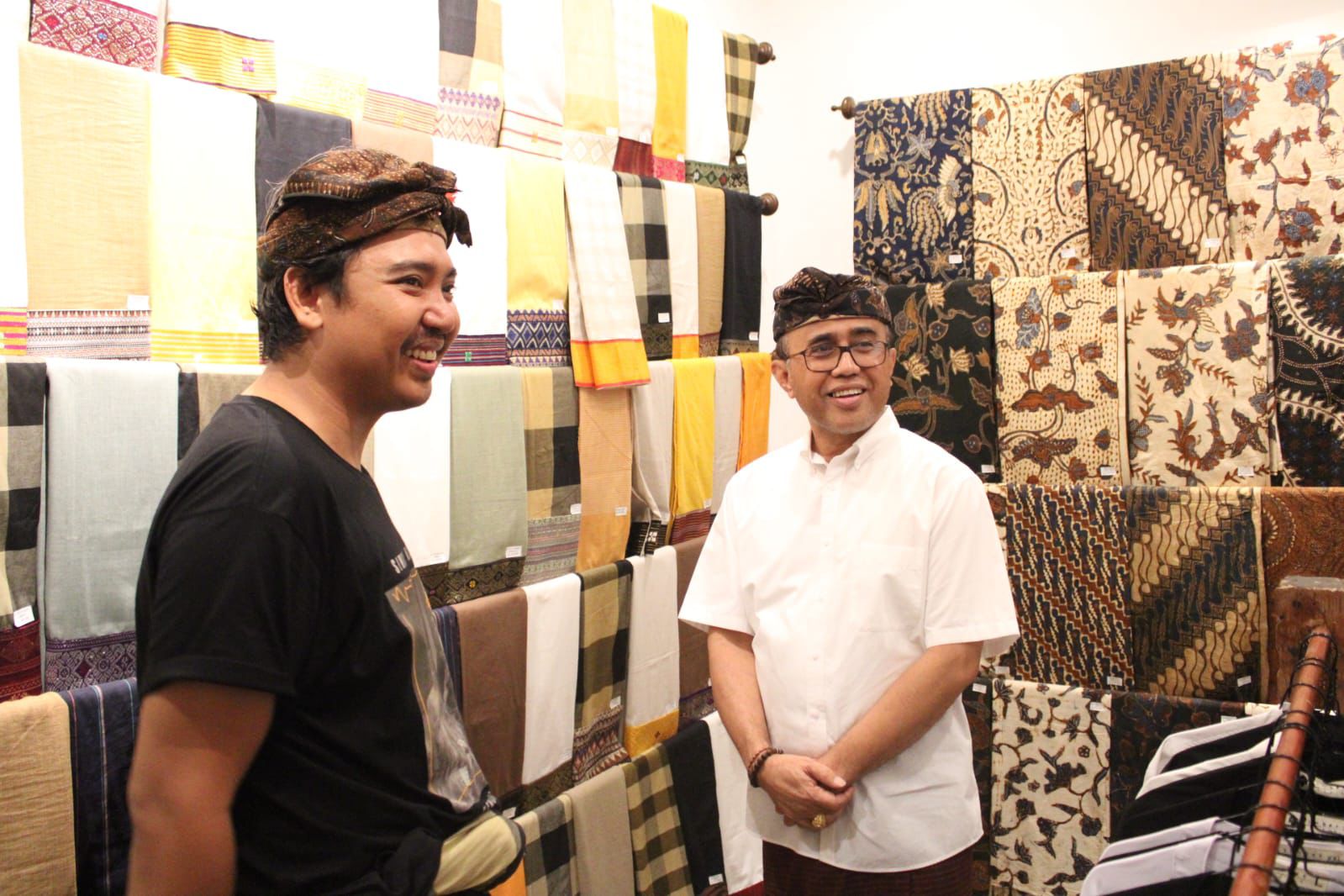 Support UMKM Lokal, Walikota Jaya Negara Resmikan Toko Busana Adat Simbar Bali Klasik