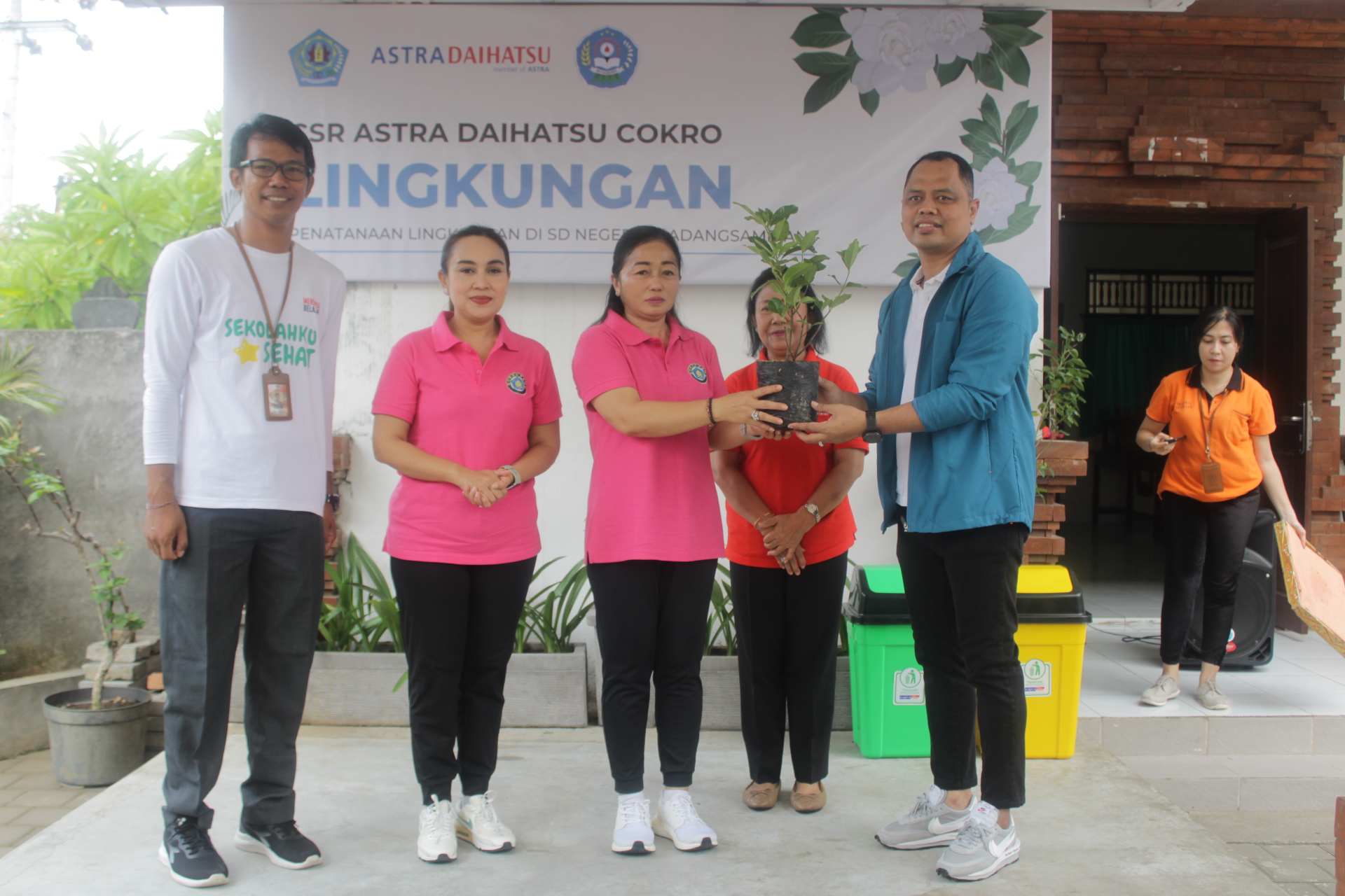 Ny. Antari Jaya Negara Salurkan Bantuan CSR Astra Daihatsu Cokro Kepada SDN 9 Padangsambian