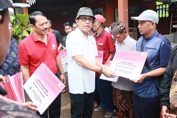 Komitmen Penuhi Kebutuhan Rumah Layak Huni Walikota Jaya Negara Serahkan 11 Unit Program Rumah Layak Huni