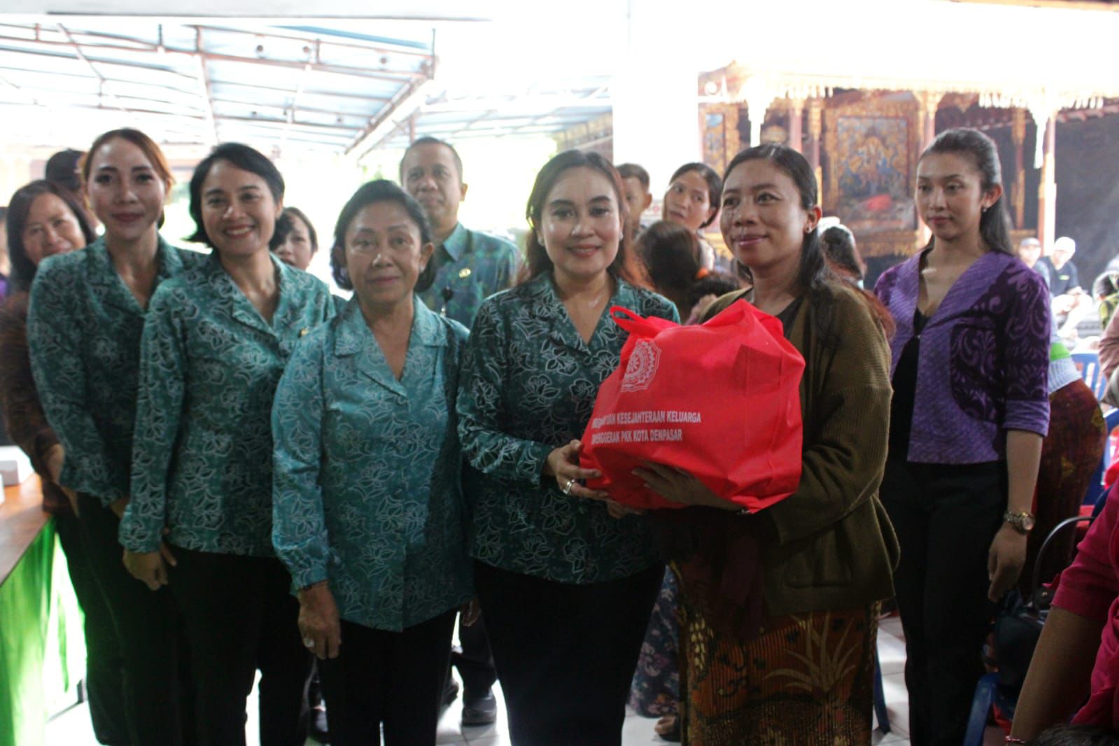 Terus Upayakan Tekan Laju Stunting, TP PKK Kota Denpasar Menyapa dan Berbagi PMT di Kecamatan Denpasar Barat