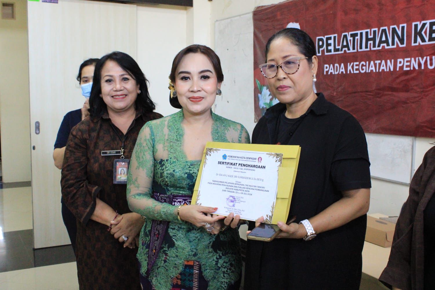 Wakil Ketua Dekranasda, Ayu Kristi Arya Wibawa Tutup Pelatihan Kerajinan Tas Rajutan Tangan