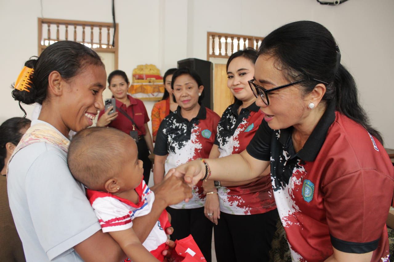 Upaya Tekan Angka Stunting, Ny. Antari Jaya Negara Bagikan PMT pada Balita dan Ibu Hamil di Kecamatan Denpasar Utara