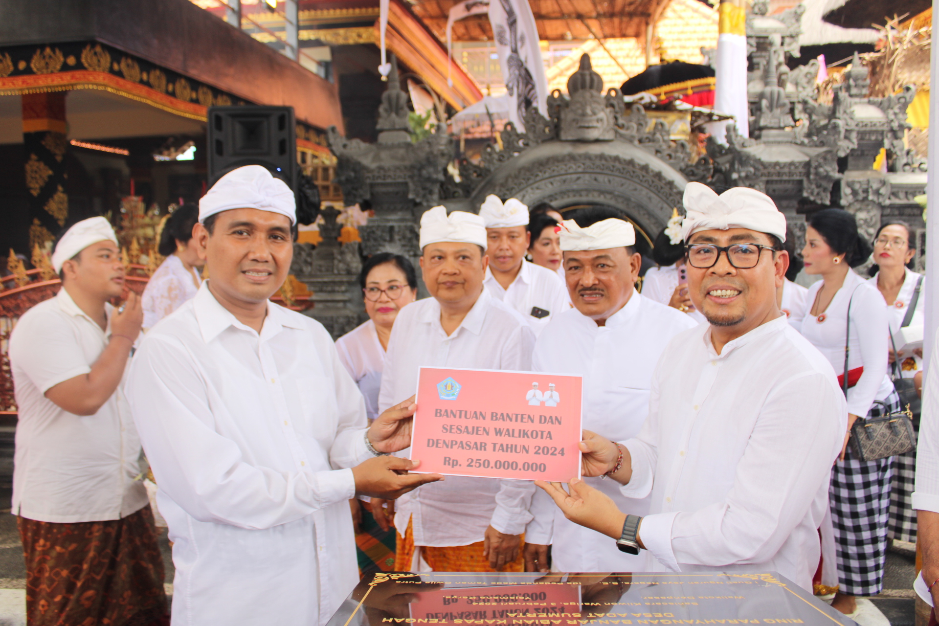 Walikota Jaya Negara dan Wawali Arya Wibawa Hadiri Upacara Melaspas, Mecaru dan Mupuk Pedagingan Serangkaian Karya di Banjar Abian Kapas Tengah
