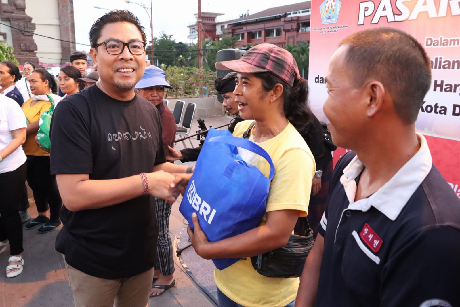 Pemkot Denpasar Gandeng Perumda Pasar Gelar Pasar Murah dan Pembagian Sembako