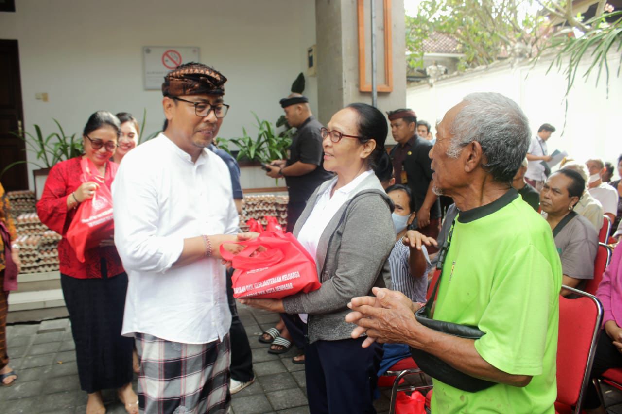 Cegah Dan Tanggulangi Kemiskinan Ekstrem, Pemkot Denpasar Bagikan PMT Bagi Lansia dan Balita