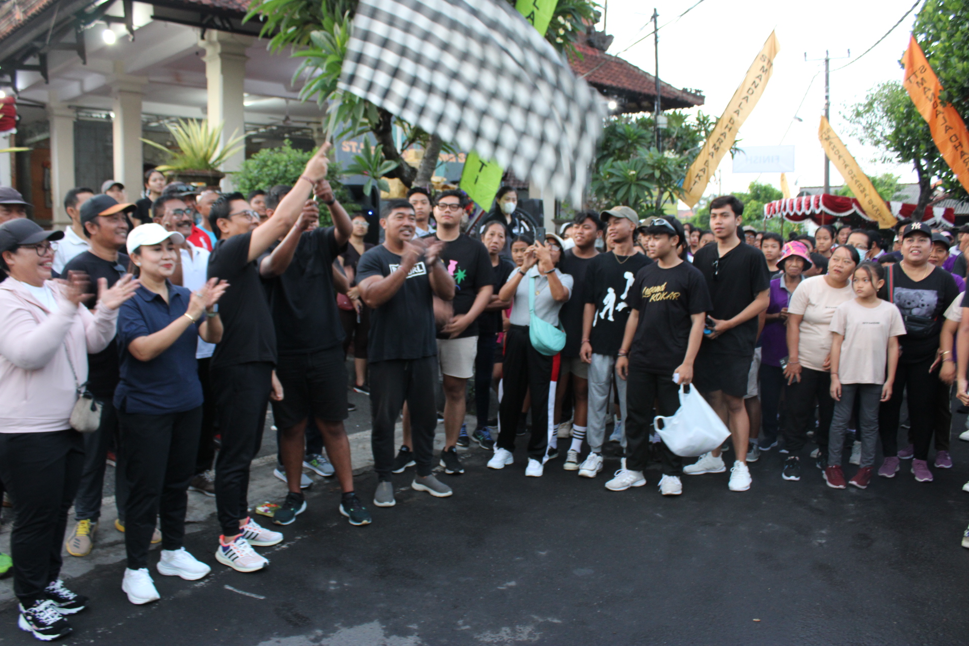 Wawali Arya Wibawa Lepas Jalan Sehat HUT ke-39 ST Mandala Dharma Bakti