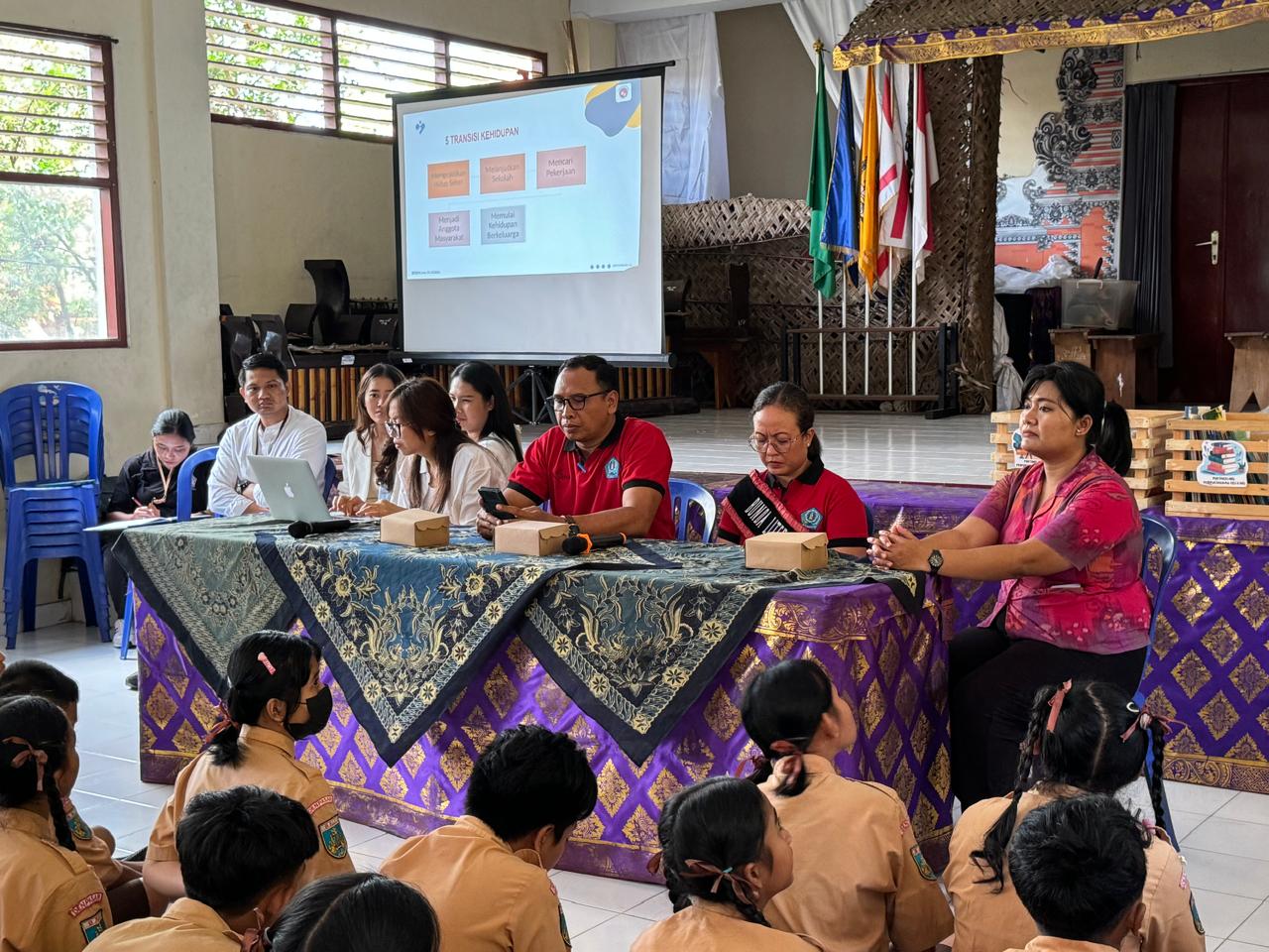 Tingkatkan Budaya Literasi, Kelurahan Peguyangan Gencarkan Pustakeling Ayang Ebeb.