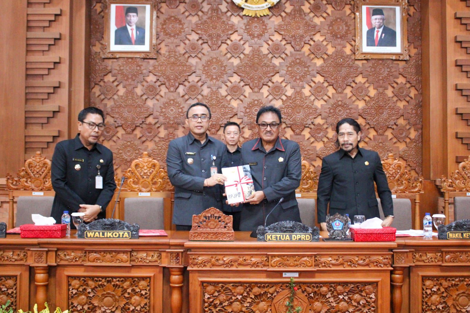 Walikota Jaya Negara Sampaikan Ranperda RPJPD Kota Denpasar Tahun 2025-2045 di Hadapan Sidang Paripurna Dewan.