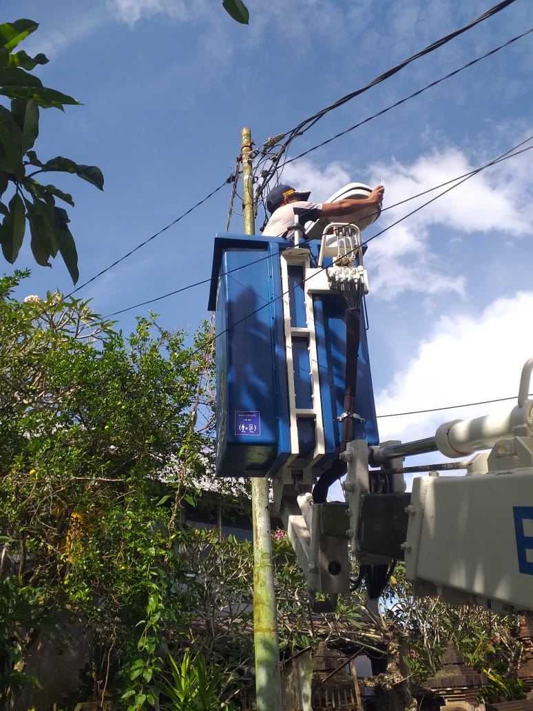 Pastikan Kembali Berfungsi Optimal, Dishub Denpasar Cek LPJU dan Traffic Light Pasca Nyepi. 