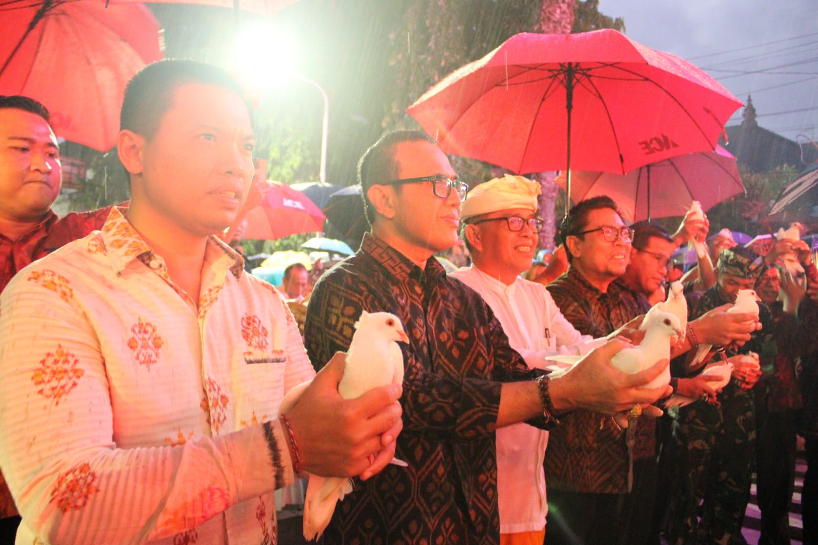 Gelar Doa Bersama FKUB dan Inaugurasi "Catur Guru" Walikota Jaya Negara dan Wawali Arya Wibawa Melepas Matahari 2024 di Catus Pata Catur Muka 