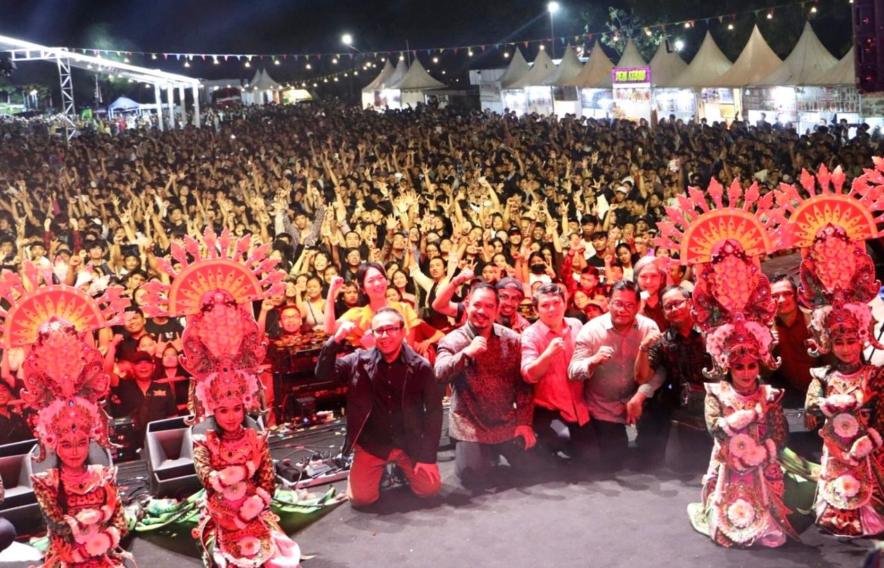 Walikota Jaya Negara Rayakan Malam Pergantian Tahun di Pantai Mertasari Sanur. 