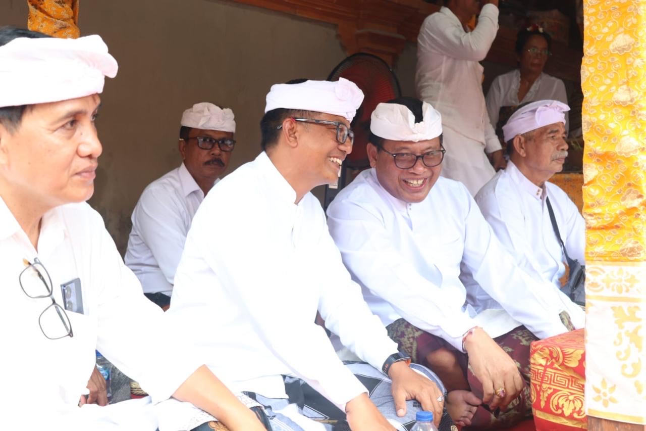 Sekda Alit Wiradana Hadiri Karya Melaspas Lan Padudusan Alit di Pura Mekah Desa Pekraman Pohgading.