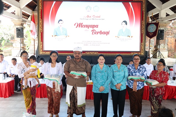 Warga Kecamatan Dentim Terima Paket Bantuan Aksi Sosial "Menyapa dan Berbagi" TP PKK Provinsi Bali