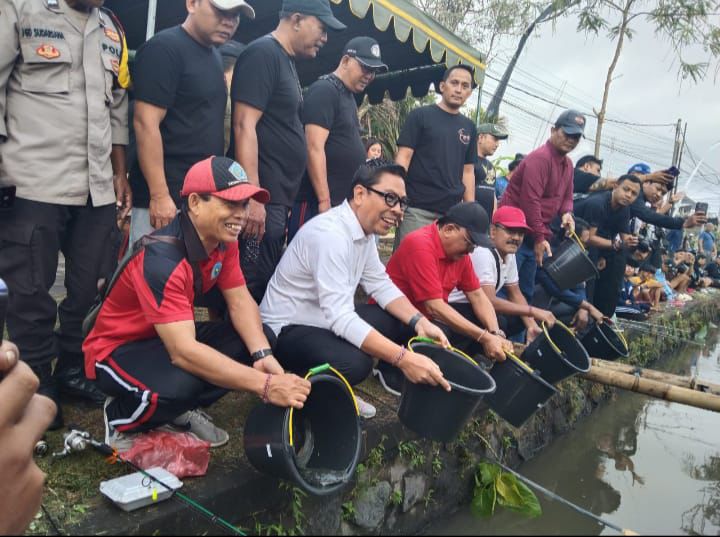Wawali Arya Wibawa Buka Lomba Mancing Air Deras Banjar Tangguntiti Kesiman.