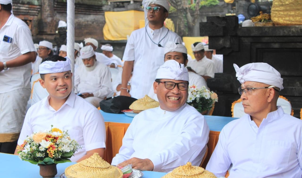 Sekda Alit Wiradana Hadiri Karya Ngeratep dan Melaspas dan Nyuciang Ida Betara Sesuhunan di Pura Kembar Sanur