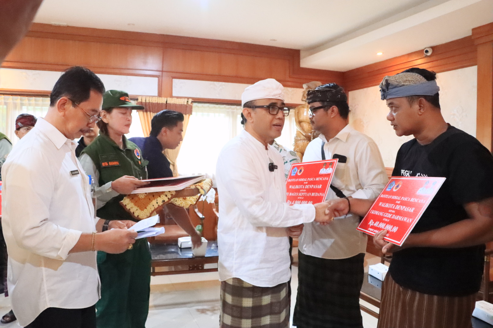 Kembali Serahkan Bantuan Pasca Bencana, Walikota Jaya Negara Harapkan Ringankan Beban dan Beri Manfaat