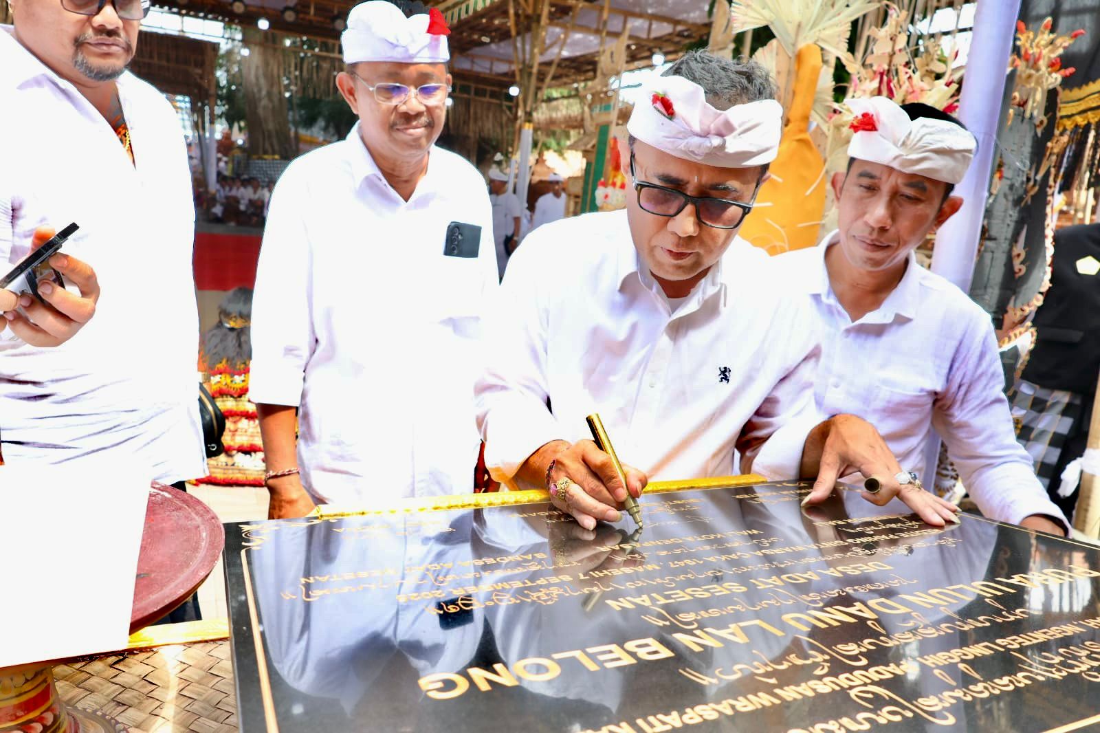 Walikota Jaya Negara dan Wawali Arya Wibawa Hadiri Puncak Karya Memungkah Pura Ulun Danu dan Belong Sesetan. 