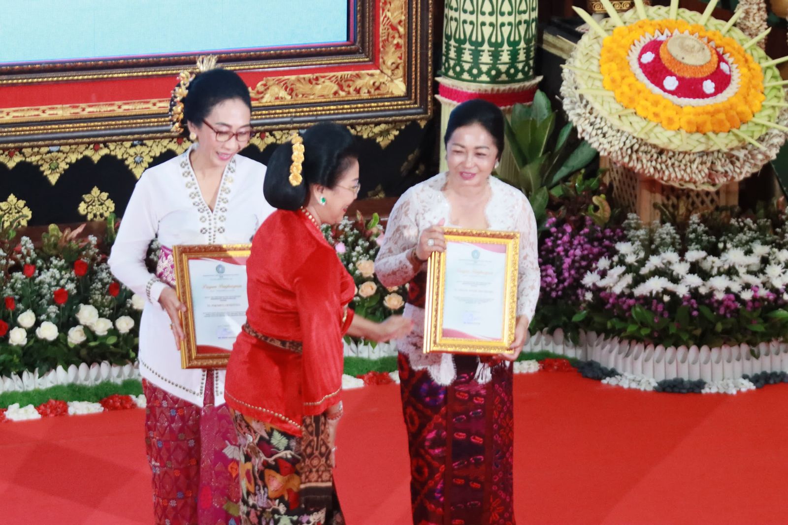 Dikukuhkan Bersama Istri Bupati Se-Bali, Ny. Sagung Antari Jaya Negara Kembali Pimpin Tiga Organisasi Kewanitaan Kota Denpasar